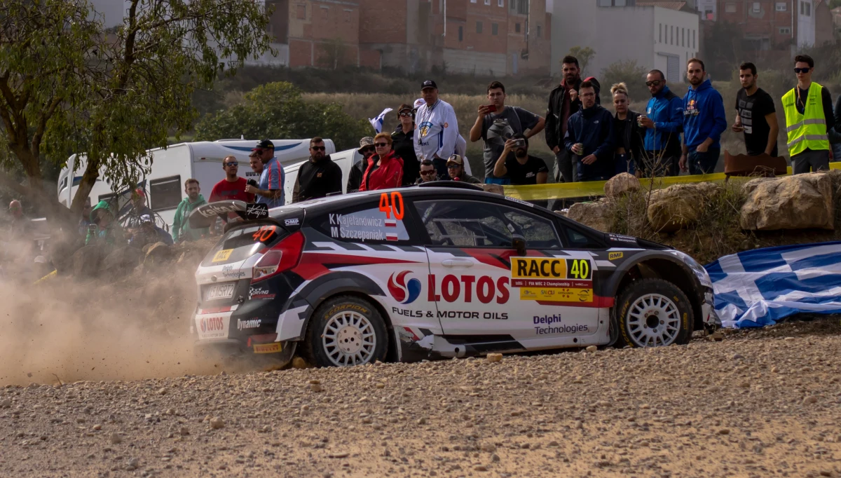 Kajetan Kajetanowicz po siedmiu odcinkach specjalnych Rajdu Katalonii zajmuje szóstą pozycję w klasyfikacji WRC2. Liderem rywalizacji jest Estończyk Ott Tanak. Polak po dwóch dniach ścigania w Hiszpanii traci do podium w swojej klasyfikacji ponad pół minuty.