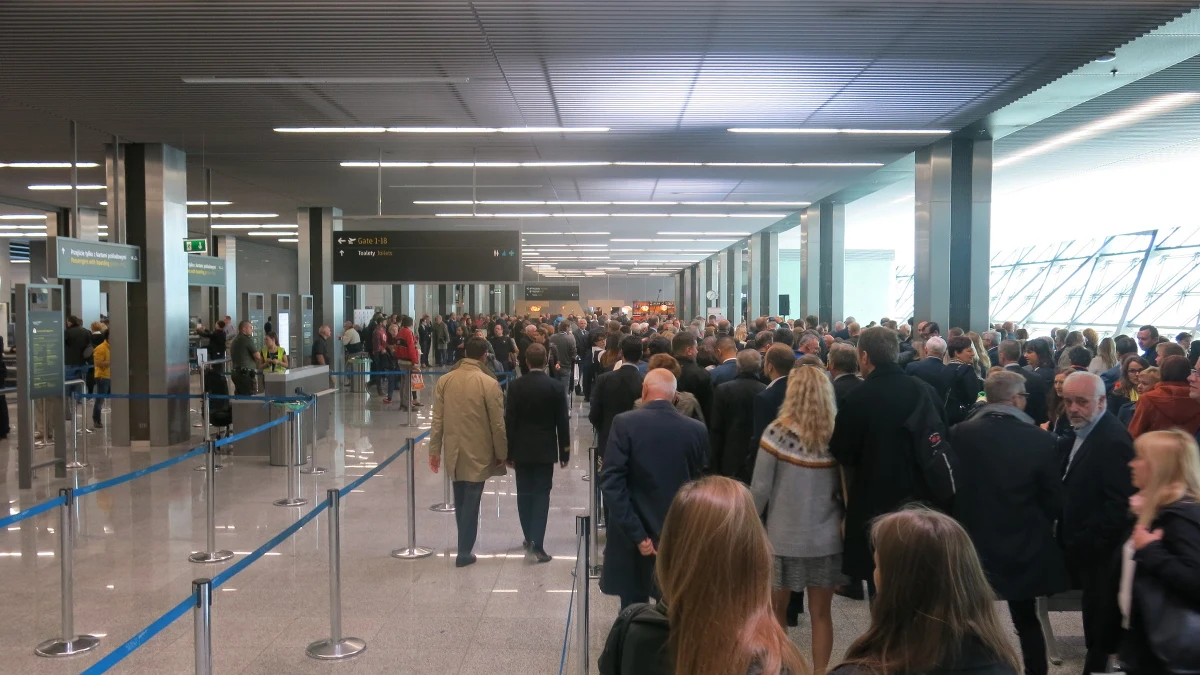 10 nowych kierunków znalazło się w zimowym rozkładzie lotów Międzynarodowego Portu Lotniczego Kraków-Balice, który wchodzi w życie w niedzielę. W sumie 20 przewoźników operujących z krakowskiego lotniska będzie oferować 100 połączeń.