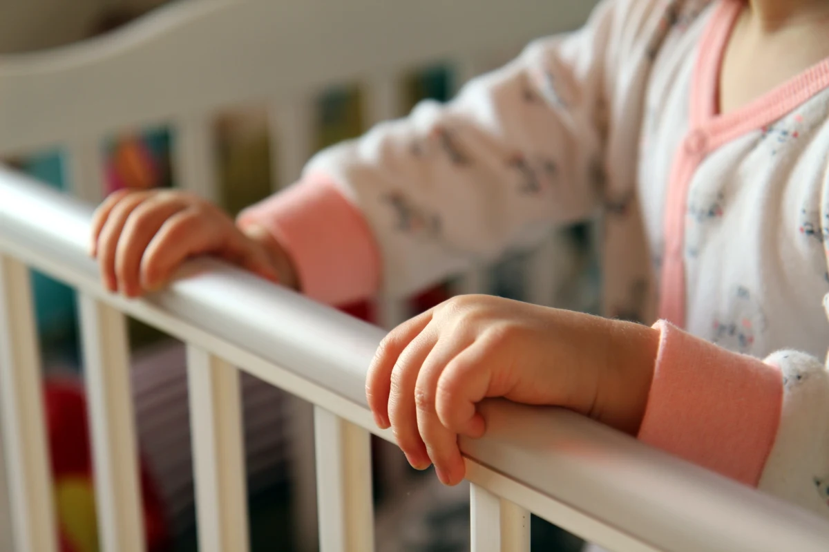 Sophie Elms to najmłodszy pedofil, który stanął przed sądem w Wielkiej Brytanii. 18-letniej pracownicy żłobka postawiono 16 zarzutów dotyczących molestowania dzieci w wieku 3 i 4 lat. Kobieta przyznała się do wszystkich zarzucanych jej czynów - podaje "The Sun".