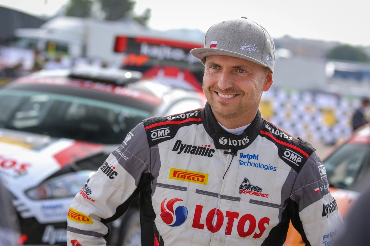 Po sobotnich odcinkach specjalnych Rajdu Katalonii prowadzi Fin Jari-Matti Latvala (Toyota Yaris), który o 4,7 sekundy wyprzedza Francuza Sebastiena Ogiera (Ford Fiesta). Zajmujący trzecie miejsce 44-letni Francuz Sebastien Loeb (Citroen C3), dziewięciokrotny w przeszłości mistrz świata, traci do lidera tylko osiem sekund, a czwarty - Brytyjczyk Elfyn Evans (Ford Fiesta) ma stratę 9,8 s.