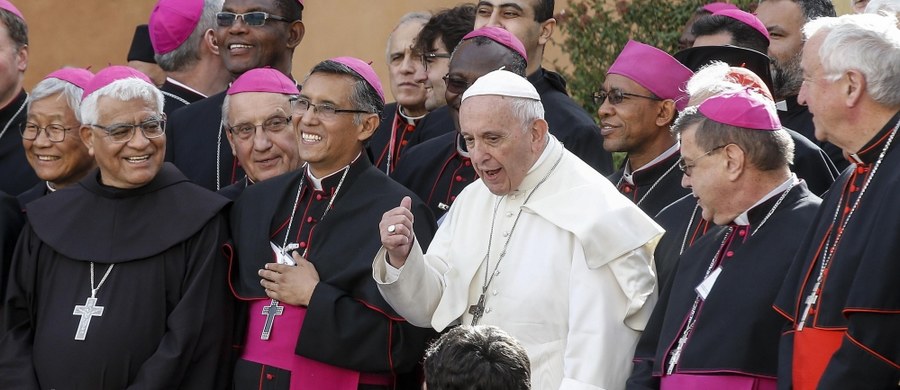 Papież Franciszek przyznał na zakończenie synodu biskupów na temat młodzieży, że Kościół przeżywa "trudny moment". "Musimy go bronić" - dodał.