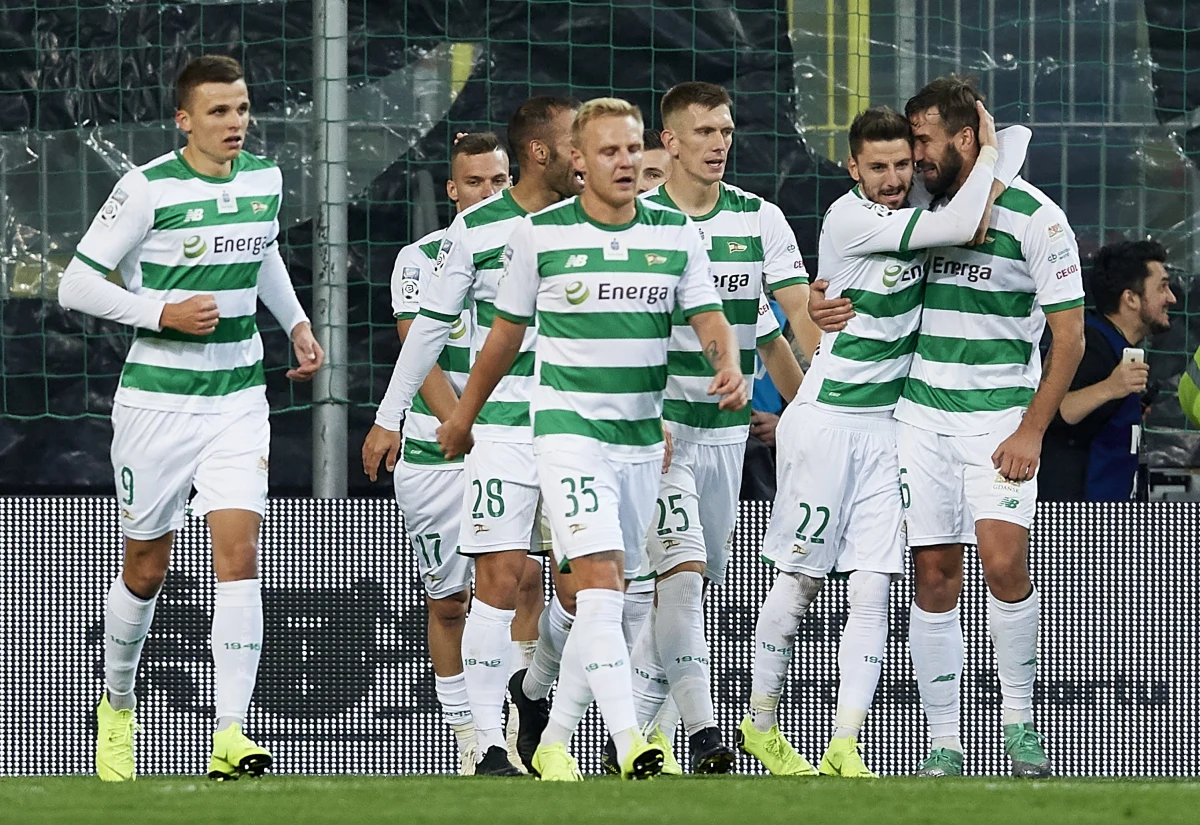 Piłkarze Lechii Gdańsk pokonali w derbach Trójmiasta Arkę Gdynia 2:1 i awansowali na pozycję lidera po 13. kolejce ekstraklasy. Lech Poznań przegrał w Szczecinie z Pogonią 0:3. Prowadząca dotychczas w tabeli Jagiellonia zremisowała dzień wcześniej w Białymstoku z Legią 1:1.