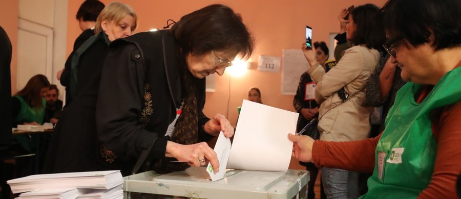 W Gruzji w niedzielę odbywają się ostatnie bezpośrednie wybory prezydenckie. Na listach wyborczych znalazło się 25 kandydatów. Przebieg wyborów będzie obserwować ponad tysiąc przedstawicieli organizacji międzynarodowych.