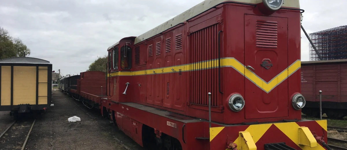 Przykuwa uwagę niemal każdego kierowcy jadącego drogą wojewódzką 432 przez Środę Wielkopolską. To właśnie w bezpośrednim sąsiedztwie tej trasy znajduje się stacja kolejowa Środa Miasto. Przy peronie utrzymanym w oryginalnym wyglądzie stoją wagoniki – takie, jakimi mieszkańcy Środy Wielkopolskiej przed pięcioma dekadami podróżowali po okolicy. 