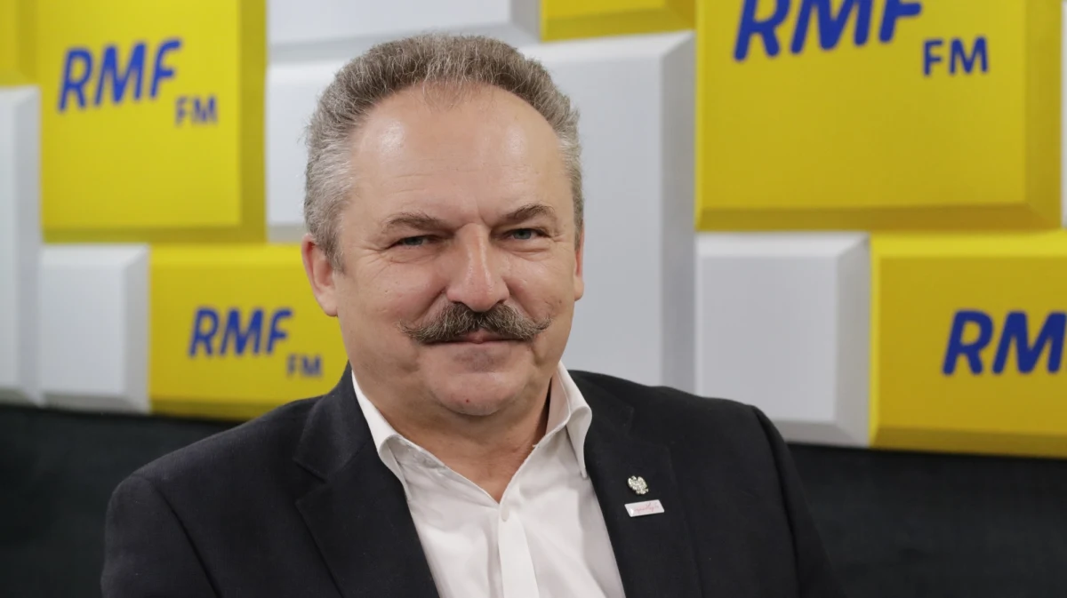 "To nie Paweł pisał, tylko piątek" - tak Marek Jakubiak poranny gość Roberta Mazurka w RMF FM, komentuje ostatnie, wulgarne wpisy na Twitterze Pawła Kukiza. Pytany, czy klub zmieni szefa, odpowiada: przywództwo jest przypisane do Pawła Kukiza. Jakubiak twierdzi, że od czasu piątkowych, nocnych wpisów nie rozmawiał z nim. Na pytanie, czy to koniec Kukiz 15 Marek Jakubiak odpowiada: nie sądzę. "Zadajemy się z poważnymi ludźmi" - dodaje. Kto jest poważnym człowiekiem? "Mam nadzieję, że  wszyscy członkowie klubu". 