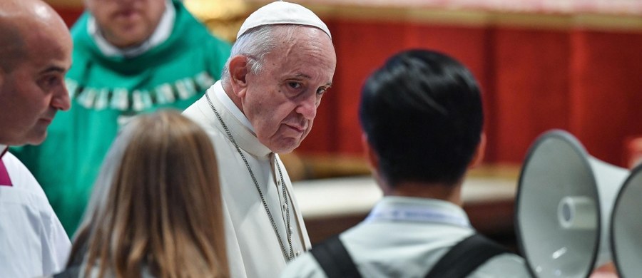 W czasie niedzielnej mszy na zakończenie synodu biskupów na temat młodzieży papież Franciszek przeprosił młodych ludzi za to, że w przeszłości Kościół często ich nie słuchał. Podkreślał, że ludzie Kościoła nie mogą być "doktrynerami ani aktywistami".