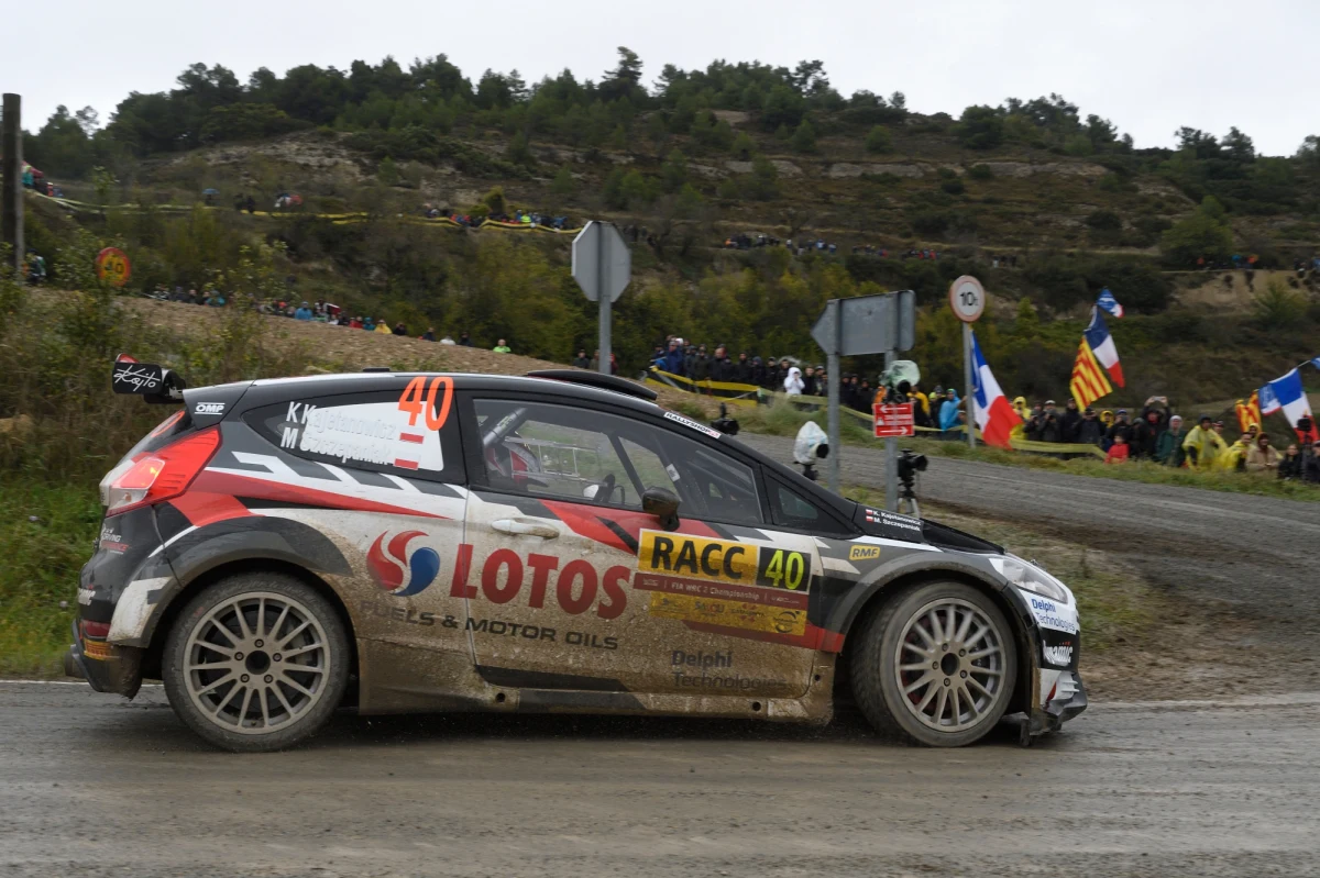Kajetan Kajetanowicz i Maciej Szczepaniak walczą o podium w finałowym etapie Rajdu Katalonii. Załoga LOTOS Rally Team jest już po pierwszej pętli ostatniego dnia, na którą składały się dwa odcinki specjalne. Polacy stale utrzymują doskonałe tempo i wystrzegając się większych błędów, awansowali na czwarte miejsce w WRC2! Do końca dwunastej rundy Rajdowych Mistrzostw Świata pozostały jeszcze dwie próby o łącznej długości ponad 30 kilometrów.