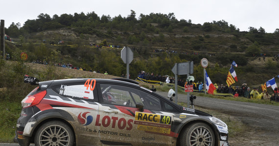 Kajetan Kajetanowicz i Maciej Szczepaniak walczą o podium w finałowym etapie Rajdu Katalonii. Załoga LOTOS Rally Team jest już po pierwszej pętli ostatniego dnia, na którą składały się dwa odcinki specjalne. Polacy stale utrzymują doskonałe tempo i wystrzegając się większych błędów, awansowali na czwarte miejsce w WRC2! Do końca dwunastej rundy Rajdowych Mistrzostw Świata pozostały jeszcze dwie próby o łącznej długości ponad 30 kilometrów.