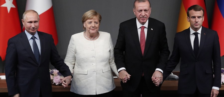 ​"Urocze..." - tak prezydent Andrzej Duda skomentował wspólne zdjęcie trzymających się za ręce przywódców Turcji, Rosji, Francji i Niemiec: Recepa Tayyipa Erdogana, Władimira Putina, Emmanuela Macrona i Angeli Merkel. Zdjęcie z komentarzem prezydent zamieścił w niedzielę na Twitterze.