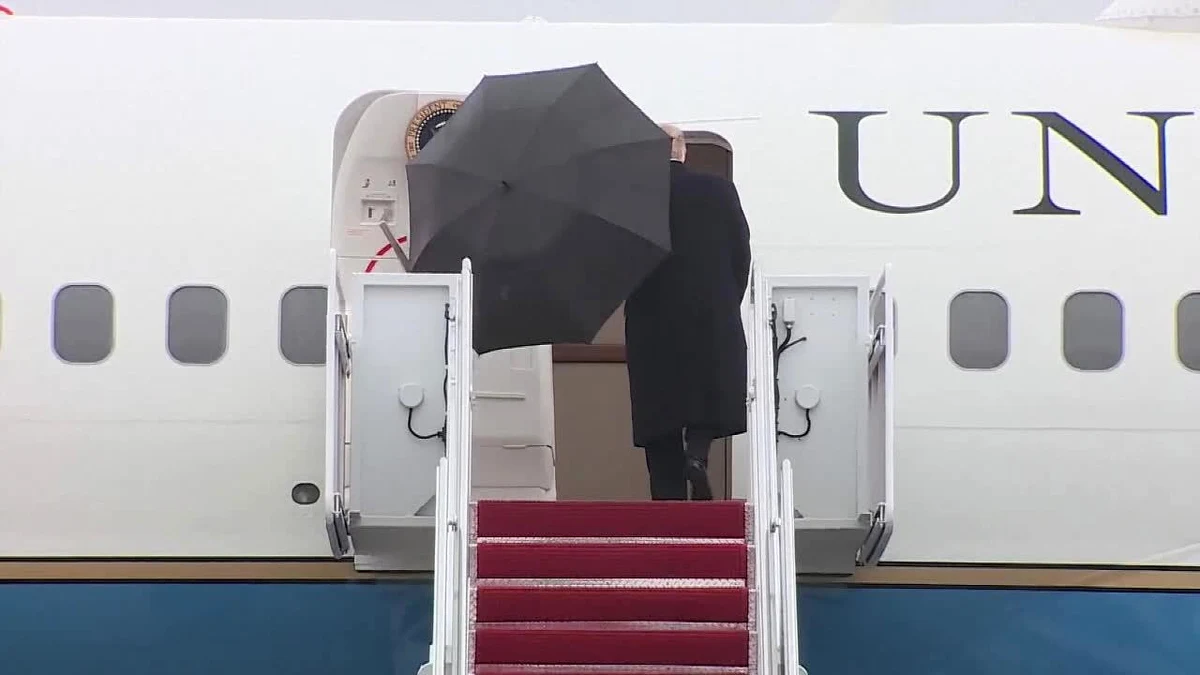 Prezydent Stanów Zjednoczonych Donald Trump porzucił parasol na schodach przed wejściem na pokład Air Force One. Zareagował na to jeden z agentów Secret Service, który pobiegł po parasol i wniósł go do samolotu. Trump odleciał z bazy amerykańskich sił zbrojnych w Saint Andrews niedaleko Waszyngtonu. Prezydent USA udał się na spotkania z wyborcami w stanie Indiana oraz sąsiadującym z nim Illinois.