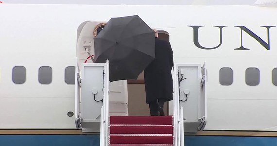 Prezydent Stanów Zjednoczonych Donald Trump porzucił parasol na schodach przed wejściem na pokład Air Force One. Zareagował na to jeden z agentów Secret Service, który pobiegł po parasol i wniósł go do samolotu. Trump odleciał z bazy amerykańskich sił zbrojnych w Saint Andrews niedaleko Waszyngtonu. Prezydent USA udał się na spotkania z wyborcami w stanie Indiana oraz sąsiadującym z nim Illinois.
