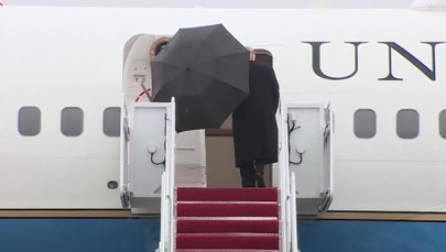 Trump porzucił parasol, bo... nie zmieścił się w drzwiach Air Force One