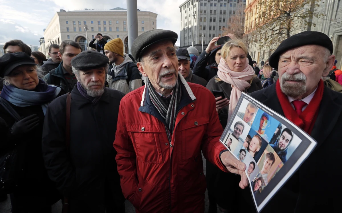 ​Policja w Moskwie i Petersburgu zatrzymała w niedzielę demonstrantów, żądających przerwania postępowań karnych, uznanych przez obrońców praw człowieka za prowokacje służb specjalnych. Chodzi o sprawy domniemanych organizacji ekstremistycznych: Nowa Wielkość i Sieć.