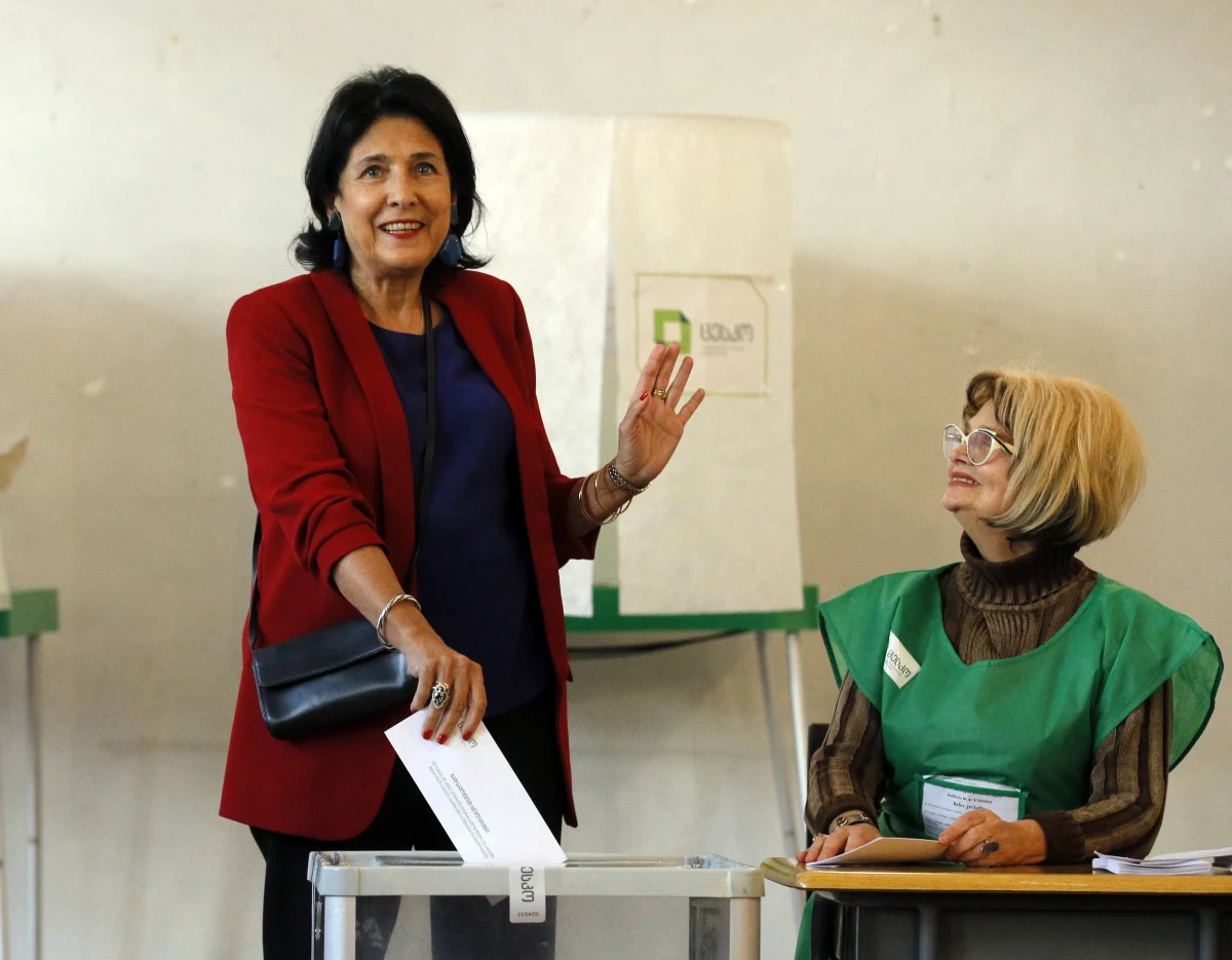 ​Według nieoficjalnych danych do drugiej tury wyborów prezydenckich w Gruzji przechodzą Salome Zurabiszwili, wspierana przez Gruzińskie Marzenie, oraz Grigol Waszadze z opozycyjnego Zjednoczonego Ruchu Narodowego (ZRN) - wynika z sondażu przeprowadzonego przez Edison Research.