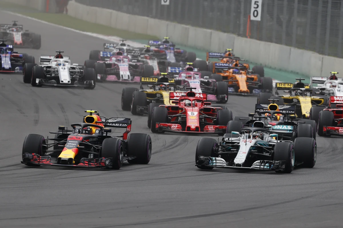 Lewis Hamilton zapewnił sobie piąty tytuł mistrza świata w Formule 1! W niedzielnym wyścigu o Grand Prix Meksyku Brytyjczyk, jeżdżący w zespole Mercedes GP, zajął czwarte miejsce. Zwyciężył Holender Max Verstappen z teamu Red Bull, a na kolejnych stopniach podium stanęli kierowcy Ferrari: Niemiec Sebastian Vettel i Fin Kimi Raikkonen.