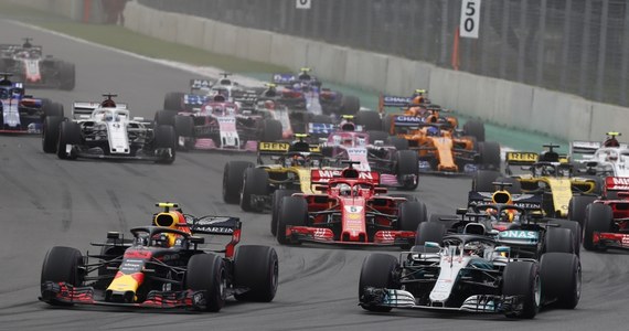 Lewis Hamilton zapewnił sobie piąty tytuł mistrza świata w Formule 1! W niedzielnym wyścigu o Grand Prix Meksyku Brytyjczyk, jeżdżący w zespole Mercedes GP, zajął czwarte miejsce. Zwyciężył Holender Max Verstappen z teamu Red Bull, a na kolejnych stopniach podium stanęli kierowcy Ferrari: Niemiec Sebastian Vettel i Fin Kimi Raikkonen.