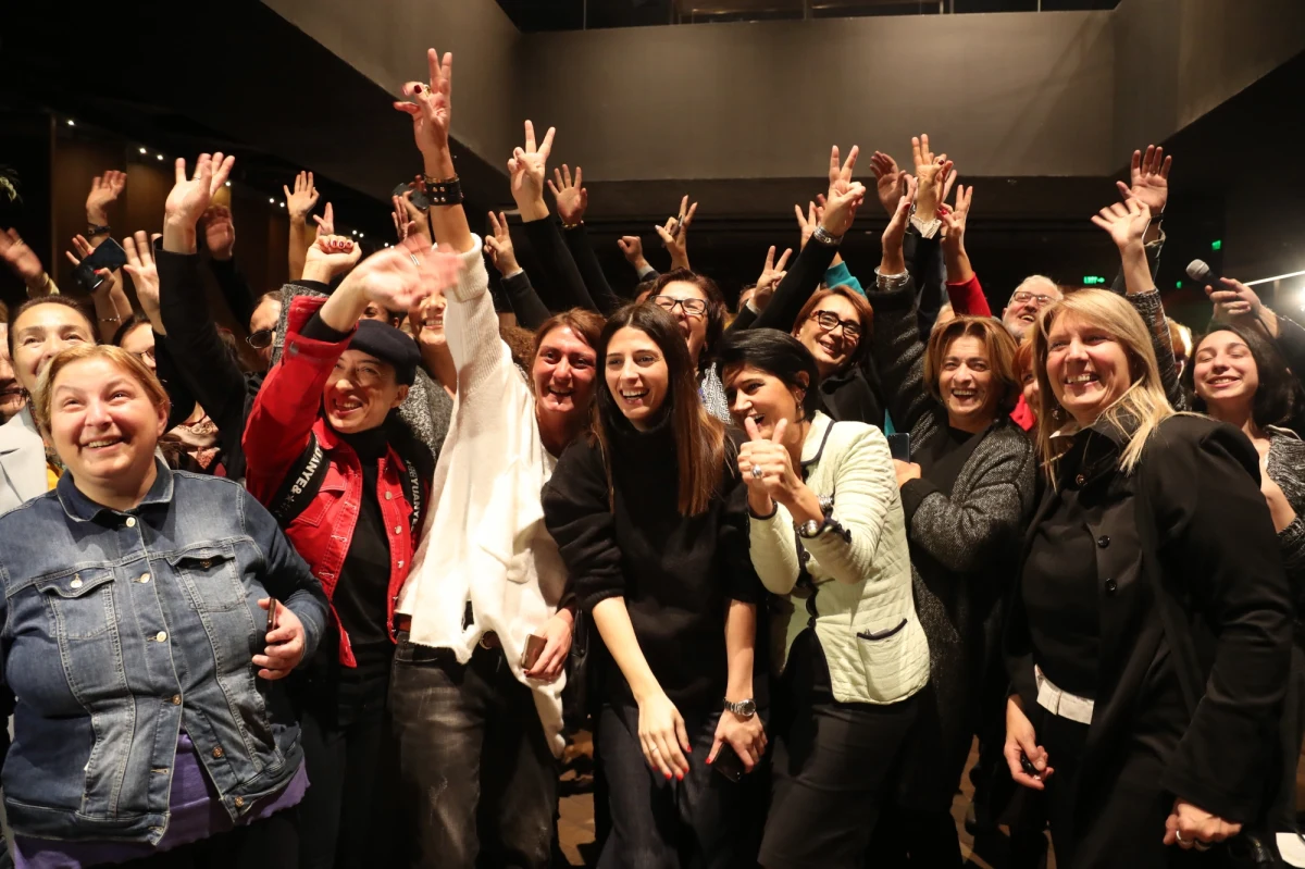 W niedzielnych wyborach prezydenckich w Gruzji żaden z kandydatów nie uzyskał ponad 50 proc. głosów i konieczna będzie druga tura - wynika z danych CKW. Po przeliczeniu 99 proc. głosów prowadzi Salome Zurabiszwili, a tuż za nią jest Grigol Waszadze.
Według informacji Centralnej Komisji Wyborczej, podanych w poniedziałek rano, Zurabiszwili, którą wspiera rządząca partia Gruzińskie Marzenie, zdobyła ok. 38,6 proc. głosów. Waszadzego z opozycyjnego Zjednoczonego Ruchu Narodowego, założonego przez byłego prezydenta Micheila Saakaszwilego, poparło ok. 37,7 proc. wyborców.