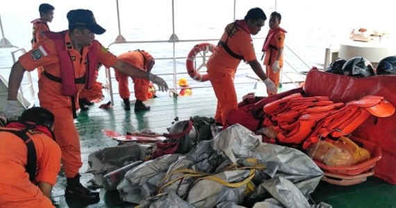 Samolot pasażerski indonezyjskich linii Lion Air runął do Morza Jawajskiego kilkanaście minut po starcie z lotniska w Dżakarcie - poinformowała indonezyjska służba ratunkowa. "Możemy potwierdzić, że utracono kontakt z maszyną" - powiedział rzecznik linii Lion Air. Na pokładzie było 189 osób. Prawdopodobnie nikt nie przeżył. Na razie jednak nie ma oficjalnego potwierdzenia tej informacji. Nie wiadomo również, czy na pokładzie samolotu byli obcokrajowcy. Wiadomo natomiast, że prezydent i szef rządu Indonezji Joko Widodo kazał komisji ds. bezpieczeństwa transportu rozpocząć śledztwo w sprawie katastrofy. 