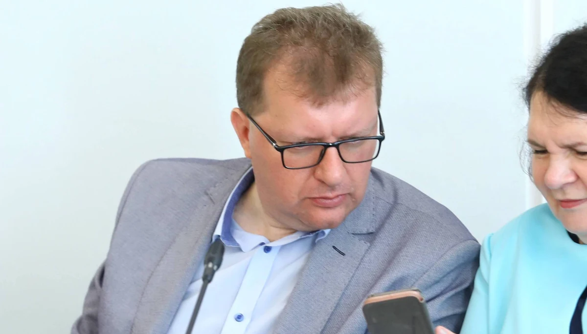 ​Dwóch chłopców zostało niegroźnie rannych po tym, jak w niedzielę wieczorem potrącił ich krośnieński poseł Prawa i Sprawiedliwości Piotr Babinetz. Polityk także trafił do szpitala z obrażeniami głowy.