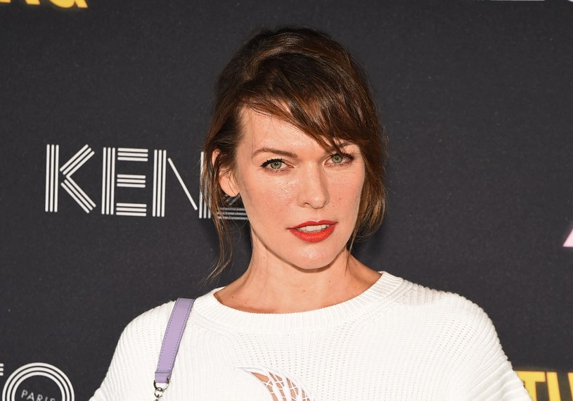 Milla Jovovich Gwiazd Teledysku Withorwithout Parcels Muzyka W