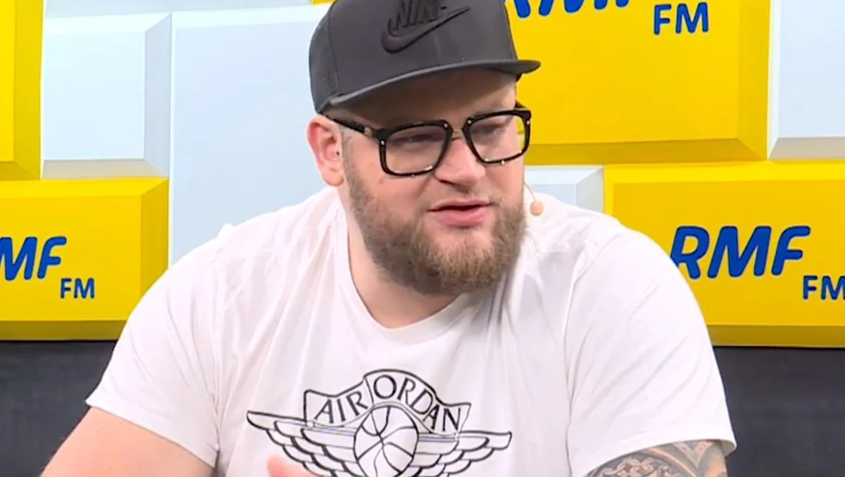 "Petarda, historie z młotem w tle" to tytuł książki o Pawle Fajdku. Młociarz, trzykrotny mistrz świata opowiada w nim o swoim sportowym życiu. To książka pełna anegdot, które nie zawsze są ściśle związane ze światem sportu. O Fajdku szczerze opowiadają też jego najbliżsi i przyjaciele. W rozmowie z Patrykiem Serwańskim młociarz opowiedział o swoim książkowym debiucie. 