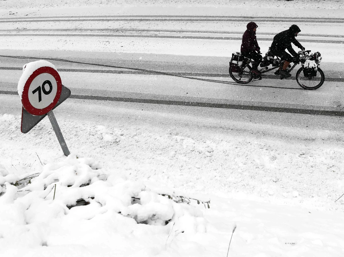 ​Intensywne wiatry z opadami śniegu doprowadziły w poniedziałek rano do chaosu komunikacyjnego w Hiszpanii. Wskutek śnieżyc zablokowane są liczne drogi i trasy kolejowe, zaś kilkadziesiąt tysięcy gospodarstw domowych pozbawionych jest prądu.