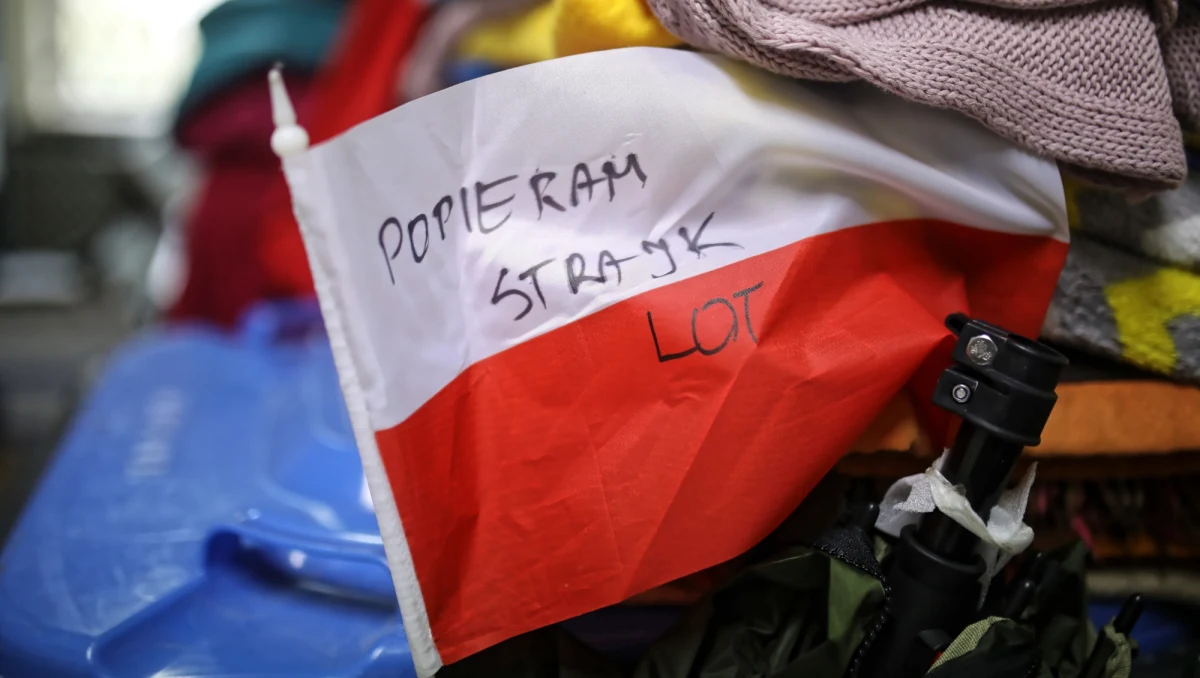 Związkowcy z LOT-u ograniczają strajk i robią przerwę w rozmowach z zarządem firmy do wtorku do godz. 10. W poniedziałek wynegocjowali przywrócenie do pracy 67 osób biorących udział w strajku. Rozmowy trwały pięć godzin, były kilkukrotnie przerywane.