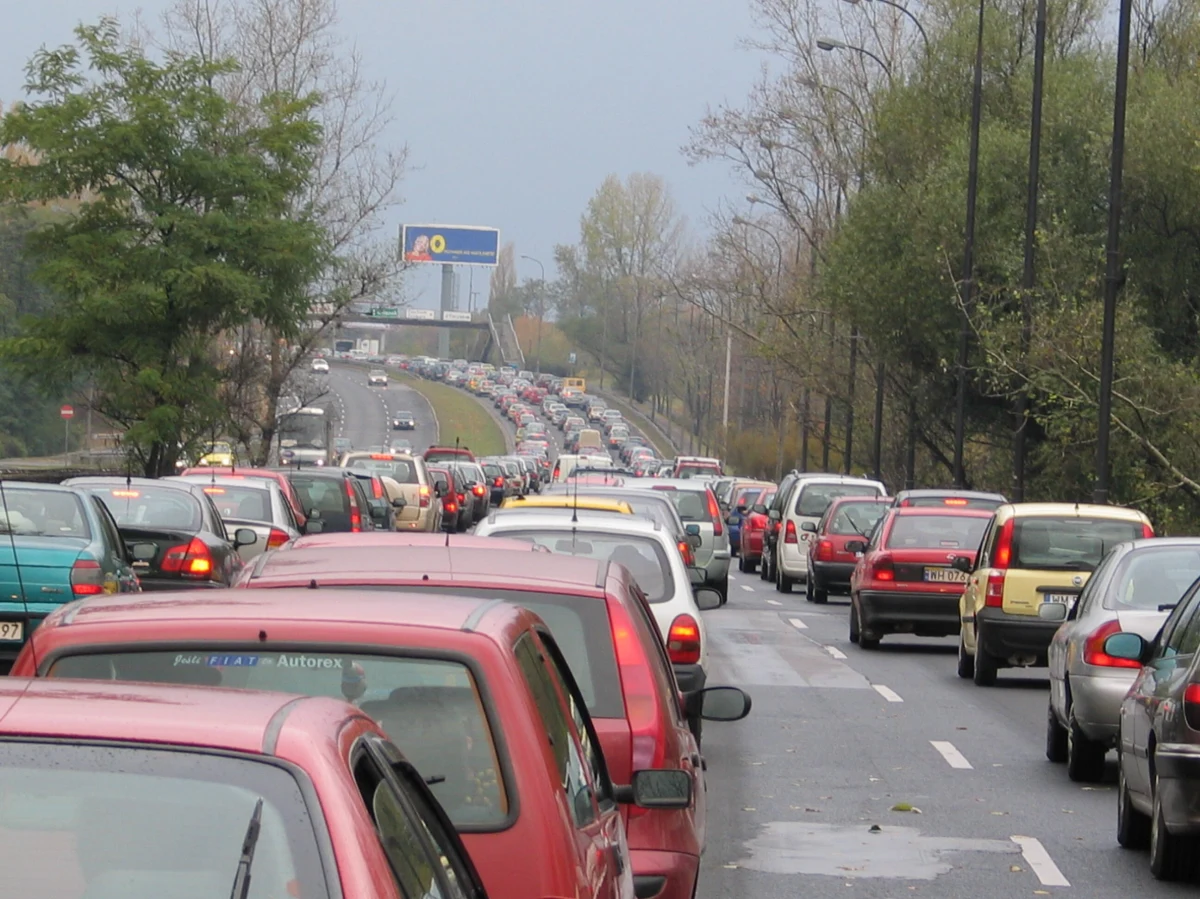 Na cmentarzach będzie bezpiecznie - zapewniają stołeczni policjanci. Od 31 października do 4 listopada na terenie Warszawy prowadzone będą akcje "Znicz" i "Hiena".  Wszystko po to, aby usprawnić organizację ruchu i parkowania w okolicach stołecznych nekropoli oraz zapobiec kradzieży zniczy, wartościowych wieńców, wiązanek i kwiatów. W zawiązku ze świątecznym weekendem zmienia się także organizacja ruchu. 