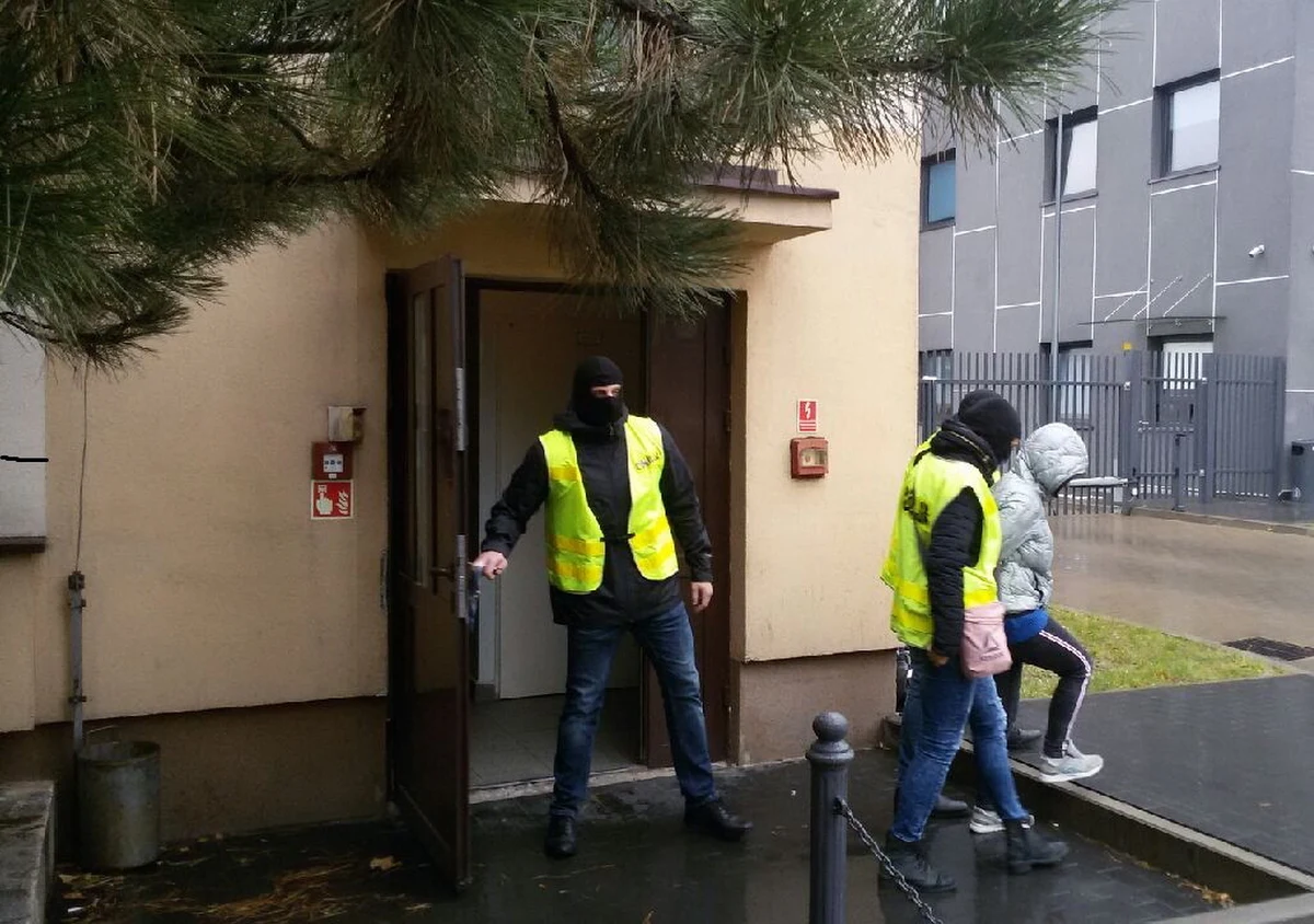 Sekcja zwłok wykazała, że 28-letniej Paulinie D. zadano ciosy nożem. Przyczyną jej śmierci były rany kłute szyi. Stwierdzono także obrażenia wskazujące na pobicie. Do zabójstwa doszło prawdopodobnie na tle seksualnym – potwierdził rzecznik Prokuratury Okręgowej w Łodzi Krzysztof Kopania.