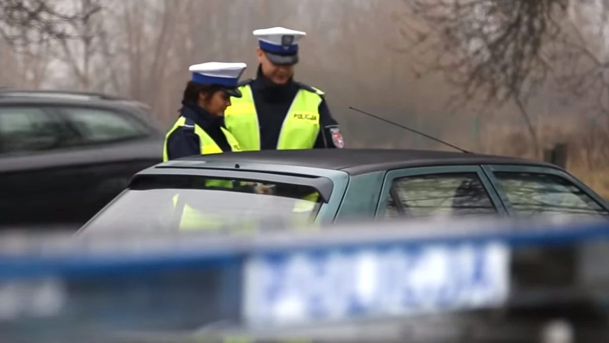 Przełom października i listopada, to czas wzmożonej pracy policjantów. W tym czasie ruch na drogach i w okolicach cmentarzy jest dużo większy niż zazwyczaj. Warto więc przypomnieć zasady obowiązujące kierowców. Świętokrzyscy policjanci przygotowali m.in. film pokazujący, jak zachować się, gdy policjant kieruje ruchem