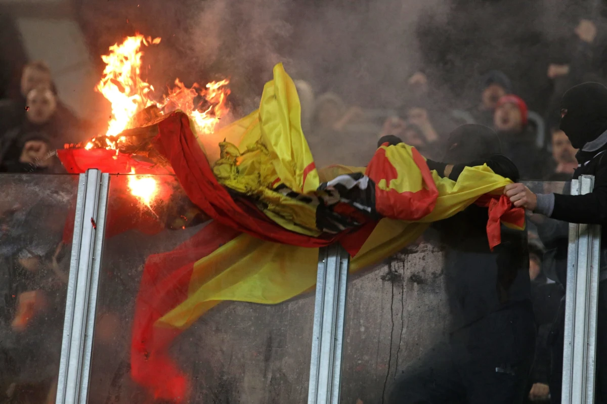 Komisja Ligi zajmie się sprawą bandyckiego zachowania kibiców Legii Warszawa podczas piątkowego meczu z Jagiellonią. Grupa widzów z Warszawy spaliła w sektorze gości flagi Jagiellonii oraz zdemolowała toaletę stadionu w Białymstoku.