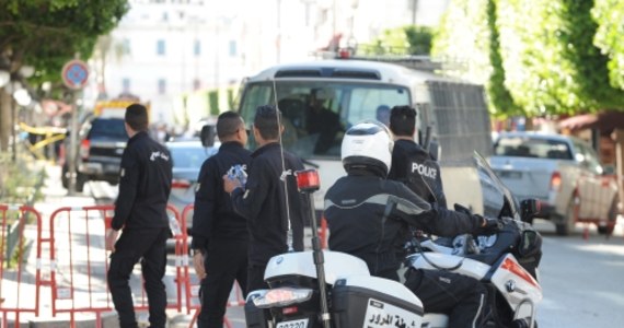 Jedna osoba zginęła, a 9 zostało rannych w samobójczym zamachu terrorystycznym w centrum Tunisu. Według pierwszych doniesień ofiarą śmiertelną jest kobieta, która spowodowała eksplozję.