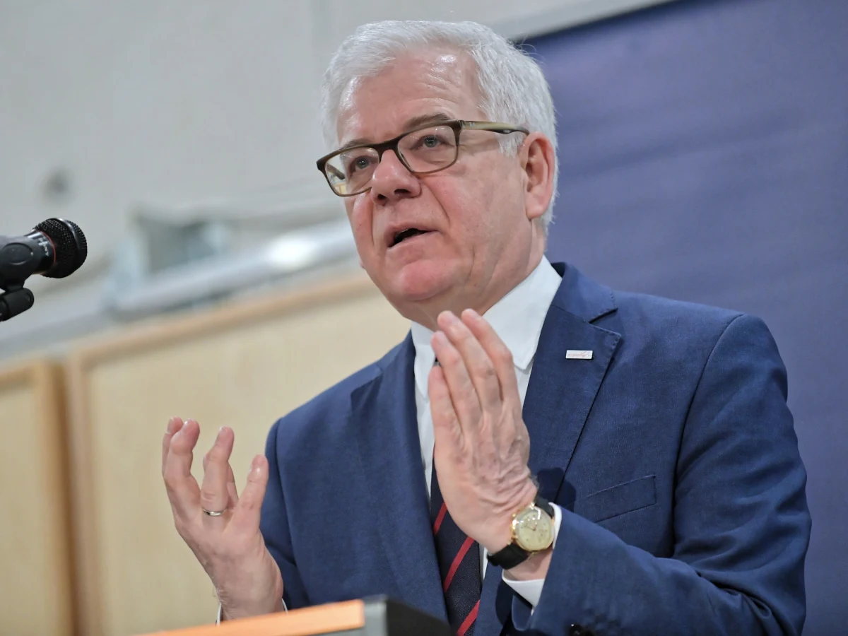 ​Sprawa posągów lwów na Cmentarzu Orląt ma szerszy kontekst; decyzje mogą być podejmowane nie w samym Lwowie, ale także w stolicy Ukrainy, Kijowie, mam jeszcze nadzieję na podtrzymanie dialogu, rozmowy między naszymi państwami - mówił szef MSZ Jacek Czaputowicz. Rada Obwodowa we Lwowie zażądała w ubiegłym tygodniu usunięcia posągów dwóch lwów z Cmentarza Orląt Lwowskich, które uznała za "symbol polskiej okupacji Lwowa". Oświadczenie w tej sprawie Rada przyjęła w miniony czwartek; rada uważa, że lwy ustawiono nielegalnie.