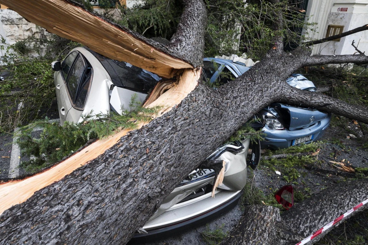 Cztery osoby zginęły we Włoszech, gdy runęły na nie przewrócone przez gwałtowny wiatr drzewa. Stan najwyższego alarmu pogodowego obowiązuje w wielu regionach kraju. W Wenecji woda zalała ponad połowę historycznego centrum miasta.