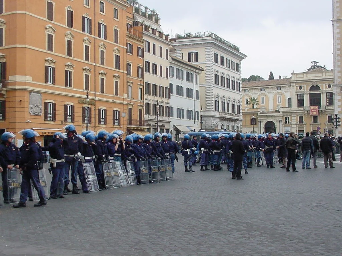 Oburzenie, potępienie i interpelacja parlamentarna - takie reakcje we Włoszech wywołało opublikowane w prasie zdjęcie neofaszystki w koszulce z napisem "Auschwitzland". Kobieta wzięła udział w uroczystościach upamiętniających Benito Mussoliniego.