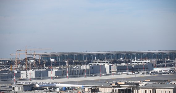 ​Prezydent Turcji Recep Tayyip Erdogan otworzył w poniedziałek nowe gigantyczne lotnisko w Stambule. W tym tygodniu zaplanowano jedynie pojedyncze loty; docelowo jednak - według tureckich władz - port lotniczy nad Bosforem ma być największy na świecie.