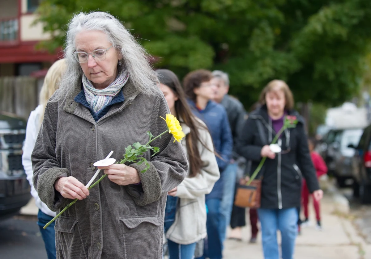 Sprawca sobotniej strzelaniny w synagodze w Pittsburghu w poniedziałek pojawił się w sądzie federalnym w tym mieście, gdzie przedstawiono mu zarzuty związane z tym atakiem. Prokuratura federalna zapowiedziała wcześniej, że zamierza domagać się dla napastnika kary śmierci.