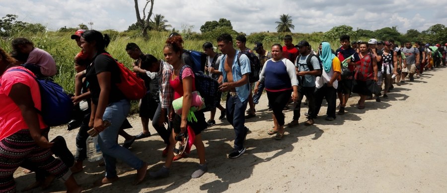 ​Ponad 5 tysięcy amerykańskich żołnierzy zostanie w ciągu najbliższych kilku dni wysłanych na granicę USA z Meksykiem. Ich zadaniem będzie powstrzymanie karawany migrantów z Ameryki Środkowej, którzy chcą dostać się na terytorium Stanów Zjednoczonych - poinformował w poniedziałek Pentagon.