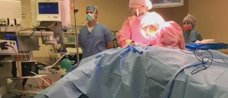 Niezwykła historia ze Stanów Zjednoczonych. 50-latka postanowiła transmitować swoją operację wycięcia guza piersi na żywo na Facebook-u. W jej trakcie lekarze opisywali co robią i odpowiadali na pytania, które pojawiały się pod filmem.