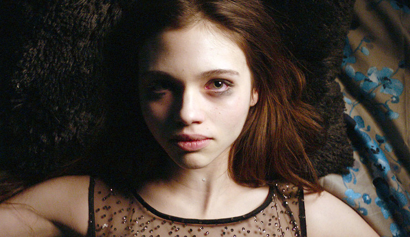 India Eisley ("Underworld: Przebudzenie"), córka Olivii Hussey, pamiętnej Julii z "Romea i Julii" Franco Zeffirellego (1968), zagrała główną rolę w horrorze "Oblicze mroku", który w kinach oglądać będziemy od 2 listopada. Jej bohaterka to  nieśmiała nastolatka Maria, która zamienia się ze swym żądnym przemocy odbiciem w lustrze. 