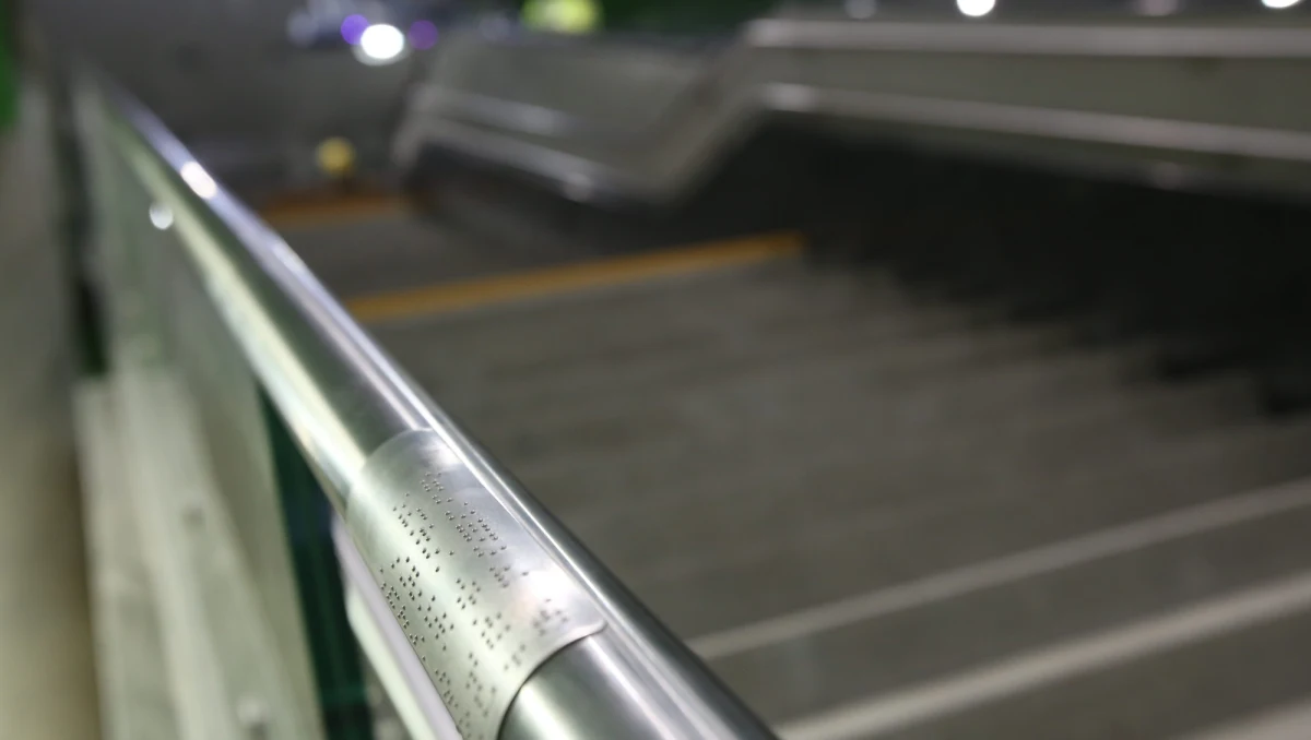 Różnice twardości niektórych elementów, zmęczenie materiału oraz bieganie powodujące drgania i obciążenia - to m.in. miało wpływ na awarię ruchomych schodów na stacji Metro Centrum. Takie są wyniki badania Transportowego Dozoru Technicznego.