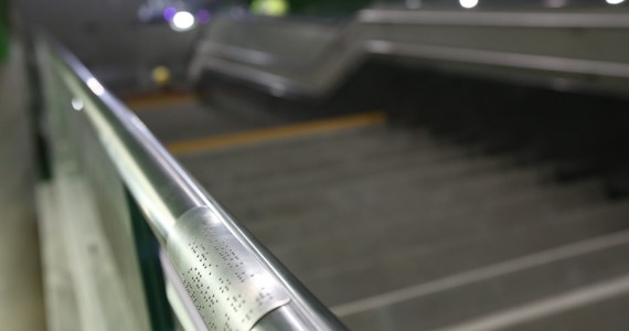 Różnice twardości niektórych elementów, zmęczenie materiału oraz bieganie powodujące drgania i obciążenia - to m.in. miało wpływ na awarię ruchomych schodów na stacji Metro Centrum. Takie są wyniki badania Transportowego Dozoru Technicznego.