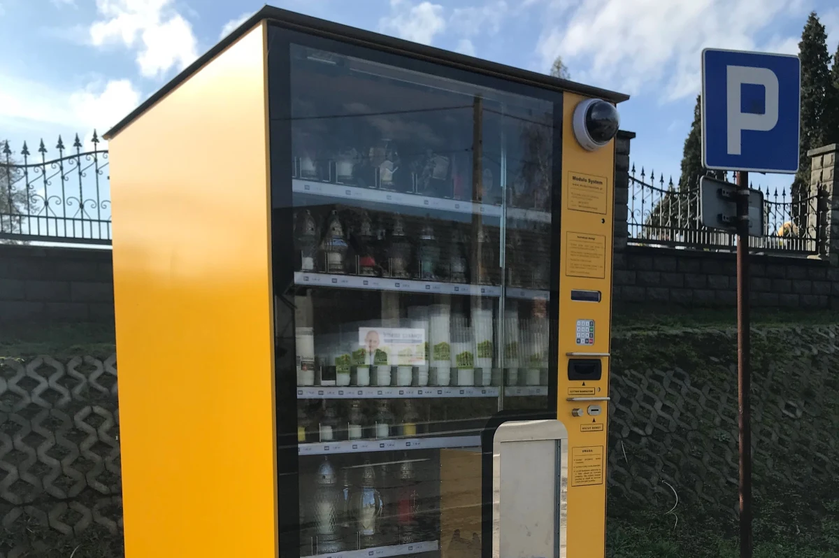 Technologia wkroczyła na polskie cmentarze. Przed niektórymi nekropoliami można już kupić znicze w tzw. zniczomatach. Jeden z nich znajduje się przy cmentarzu w Porębie Żegoty w Małopolsce.