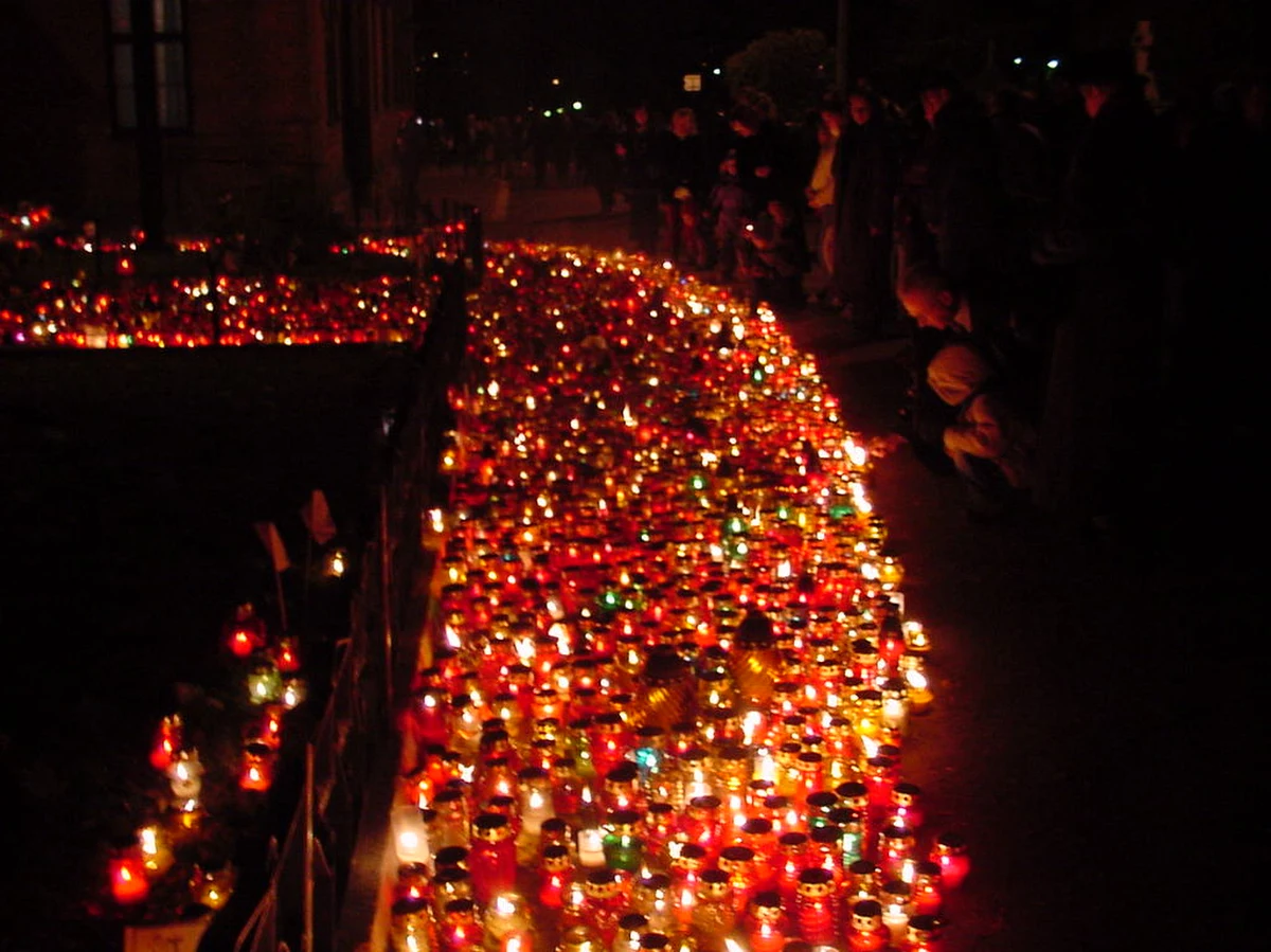 1 listopada większość autobusów i tramwajów kursować będzie tak,  jak w ciągu tygodnia. Uruchomione zostaną natomiast specjalne linie, które ułatwią dojazd do cmentarzy.