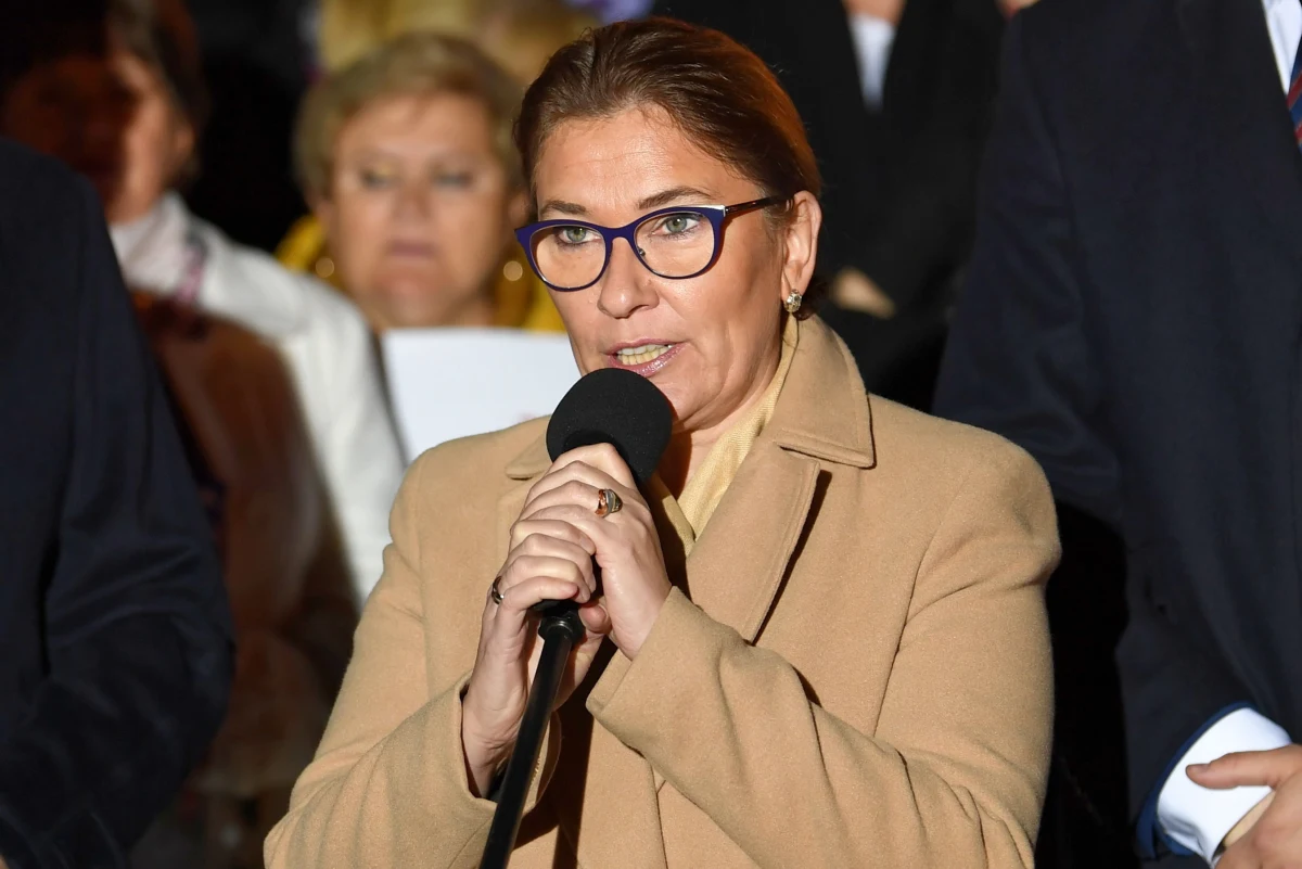 ​PiS nie weźmie udziału w marszu 11 listopada - poinformowała we wpisie na Twitterze Beata Mazurek. "Chcieliśmy, aby był to marsz ponad podziałami politycznymi, bez partyjnych oznaczeń. Chcieliśmy, by nas wszystkich łączyły wyłącznie biało-czerwone barwy, na co niestety nie zgodzili się organizatorzy" - napisała rzeczniczka prasowa PiS. 