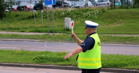 Prawie 6 tys. policjantów wyjedzie na drogi w ramach akcji "Znicz". Policjantów będą wspierać funkcjonariusze straży granicznej, żandarmerii wojskowej i inspekcji transportu drogowego. W tym roku akcja "Znicz" potrwa od 31 października - od godz. 6, do 4 listopada - do godz. 22.