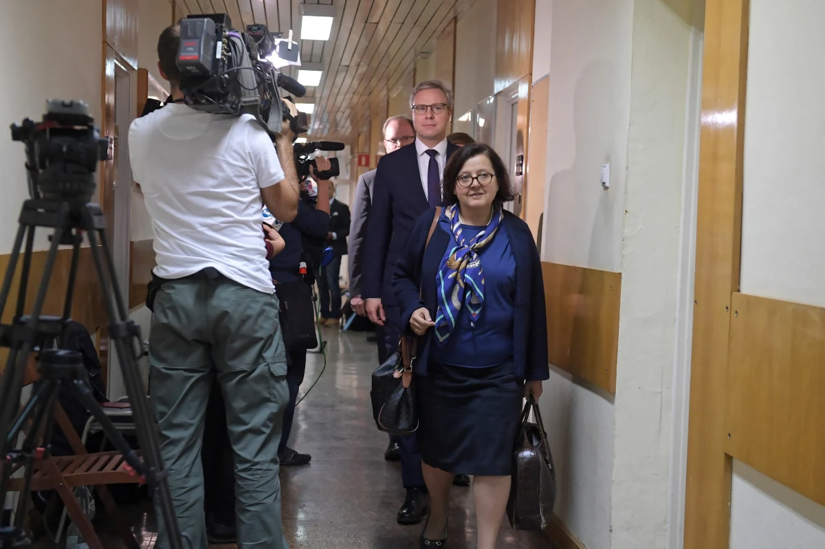 Pat w rozmowach zarządu LOT-u ze związkami zawodowymi. Negocjacje przerwano, a jedynym efektem spotkania, które trwało dzisiaj zaledwie kilkadziesiąt minut, jest... rezygnacja negocjatorki. Opuszczając spotkanie, rzuciła ona w kierunku dziennikarzy jedynie krótkie stwierdzenie, że została zmuszona do rezygnacji.