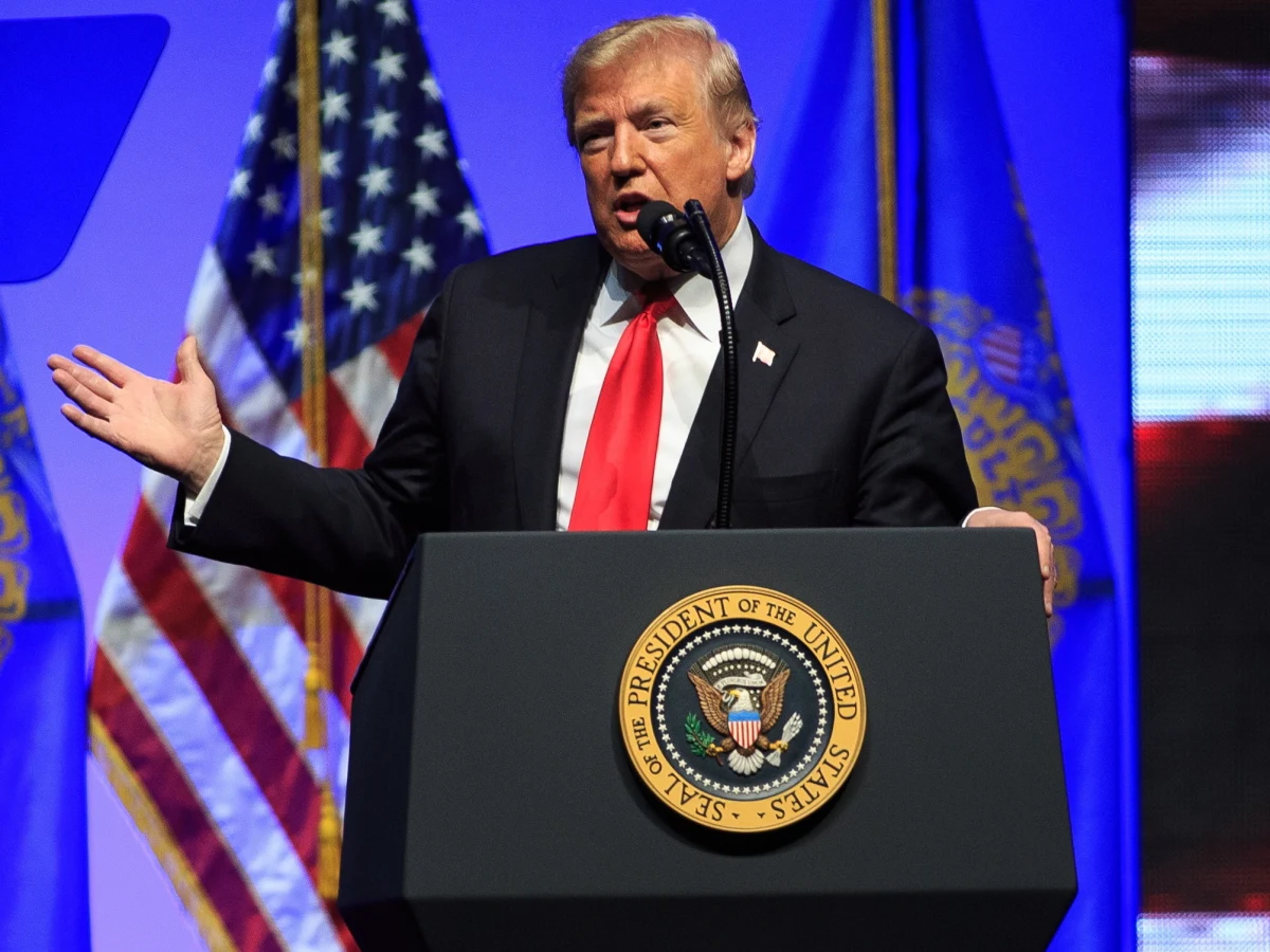 ​Donald Trump zamierza za pomocą rozporządzenia wykonawczego zmienić zasadę, zgodnie z którą wszystkie dzieci urodzone na terenie USA automatycznie uzyskują amerykańskie obywatelstwo. To jednak wymagałoby poprawki do konstytucji, co jest trudne do przeforsowania.