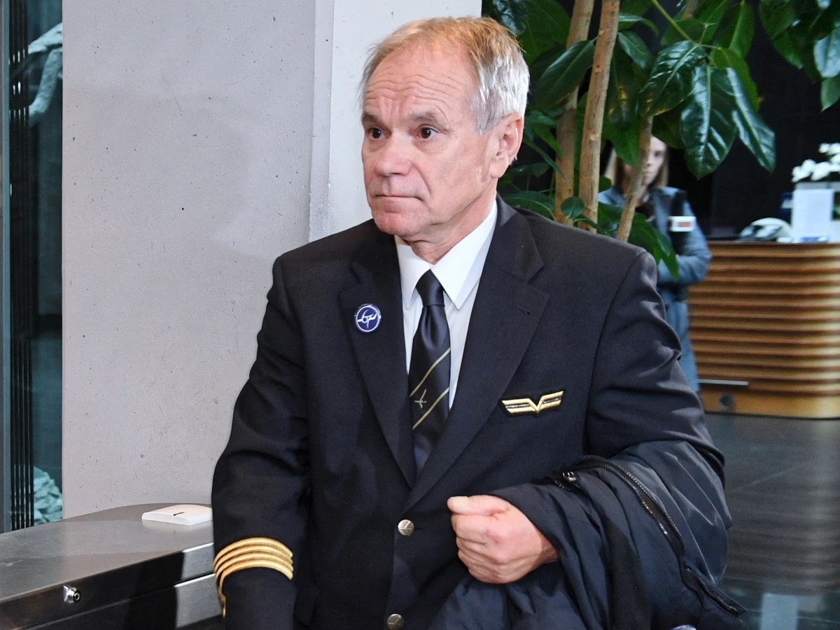 ​Związkowcy w PLL LOT przedłużają zawieszenie strajku do środy do godz. 22:30, a zarazem domagają się zmiany negocjatora ze strony LOT - poinformował po zakończeniu wtorkowych negocjacji szef Związku Zawodowego Pilotów Komunikacyjnych PLL LOT Adam Rzeszot. LOT odpowiada, że negocjatorem pozostaje oddelegowany z rady nadzorczej wiceprezes Bartosz Piechota.