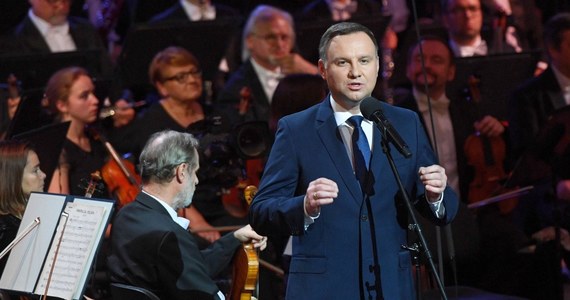 "Dzisiejszy koncert to hołd. To przede wszystkim podziękowanie Panu Bogu za wolną i niepodległą ojczyznę, która wróciła w 1918 roku" - mówił prezydent Andrzej Duda w wystąpieniu w stołecznej Operze Narodowej podczas koncertu zorganizowanego dla uczczenia setnej rocznicy odzyskania przez Polskę niepodległości. Na widowni Teatru Wielkiego pojawili się politycy, przedstawiciele duchowieństwa, świata kultury i korpusu dyplomatycznego, a także towarzysząca prezydentowi Pierwsza Dama Agata Kornhauser-Duda.